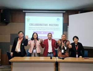 Perwakilan Fakultas Kesehatan Masyarakat Universitas Hasanuddin dan Mahidol University, Thailand, berpose bersama usai Collaborative Meeting di Hotel Unhas, Makassar, Kamis (16/10).